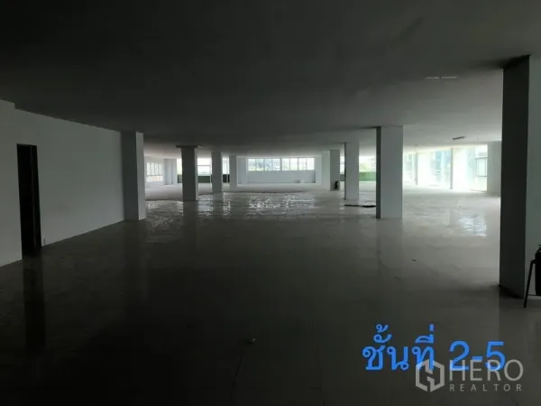 零售空间 出租在Min Buri, Bangkok - 高层开放式楼层，采光良好，布局灵活。