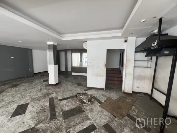 พื้นที่ขายปลีก ให้เช่าในKhlong Toei, Bangkok - ภายในชั้นล่าง กระเบื้องพื้น บันได และชุดดูดควัน