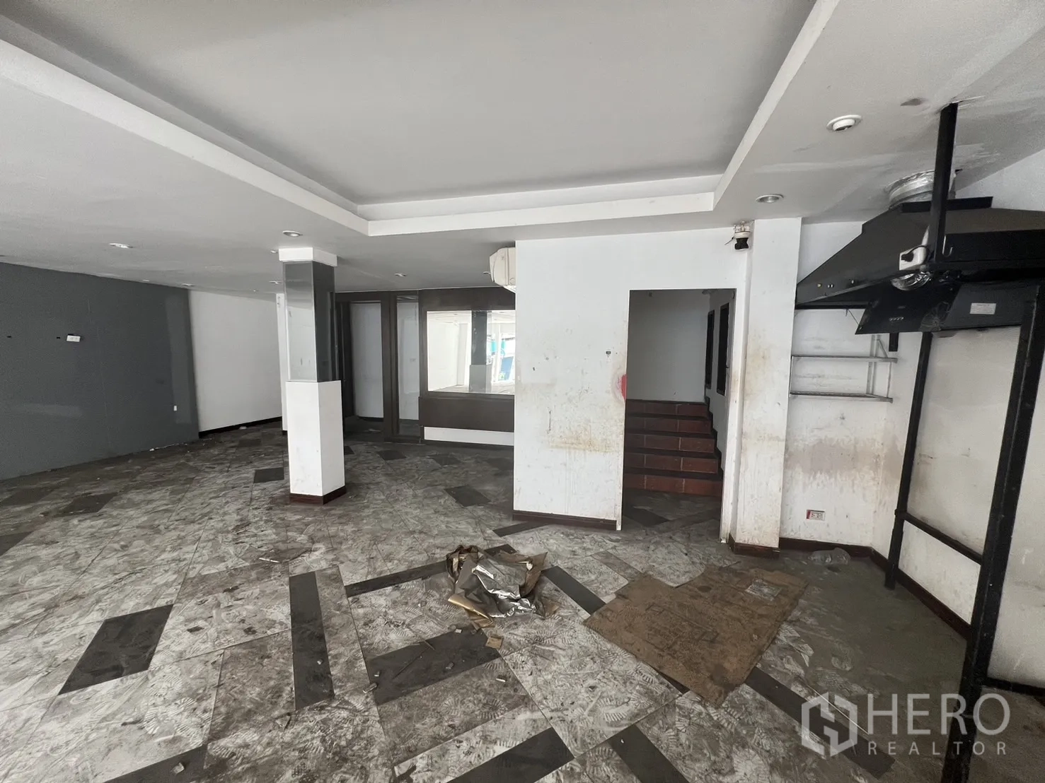 พื้นที่ขายปลีก ให้เช่าในKhlong Toei, Bangkok - ภายในชั้นล่าง กระเบื้องพื้น บันได และชุดดูดควัน