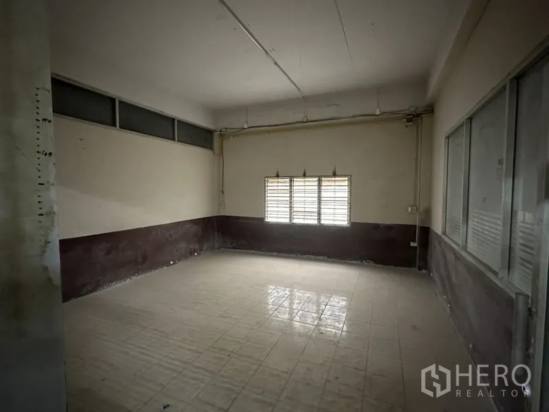 工厂 出租在Bang Bua Thong, Nonthaburi - 独立瓷砖工作房，百叶窗与半高墙面