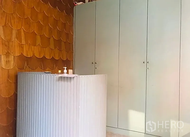 พื้นที่ขายปลีก ให้เช่าในKhlong Toei, Bangkok - เคาน์เตอร์ต้อนรับขนาดกะทัดรัด ผนังลายไม้และตู้เก็บของสูง