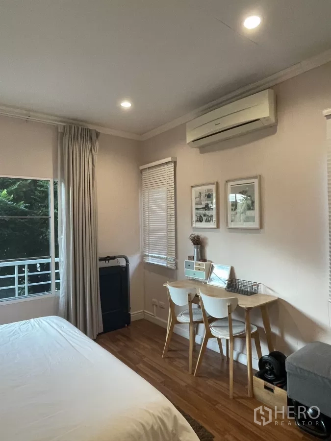 บ้าน ขายในMin Buri, Bangkok - มุมโต๊ะทำงานคู่ใต้แอร์ติดผนังภายในห้องนอน