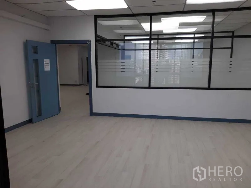 สำนักงาน ให้เช่าในKhlong Toei, Bangkok - โถงต้อนรับหรือพื้นที่พักผ่อน กั้นกระจกภายในและประตูสีน้ำเงิน