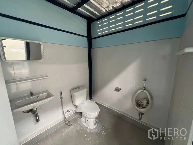 货栈 出租在Lat Krabang, Bangkok - 仓库内独立卫生间，配备洗手盆、坐便器和小便池。