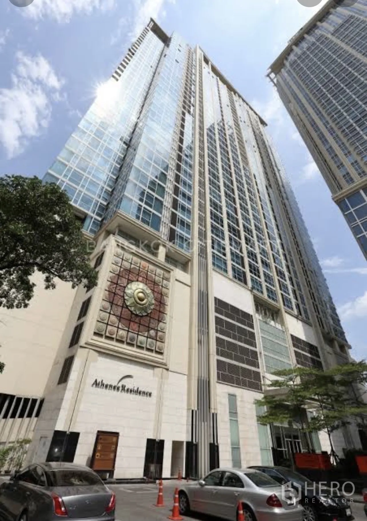 คอนโด for rent in Pathum Wan, Bangkok - อาคารคอนโดมิเนียมสูง โดดเด่นด้วยฟาซาดหรูและกระจกทั้งตึก