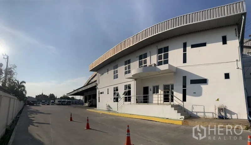 Warehouse for rent in Bang Bo, Samut Prakan - Two‑storey office attached to a modern warehouse with loading ramp and wide driveway in Bang Bo.