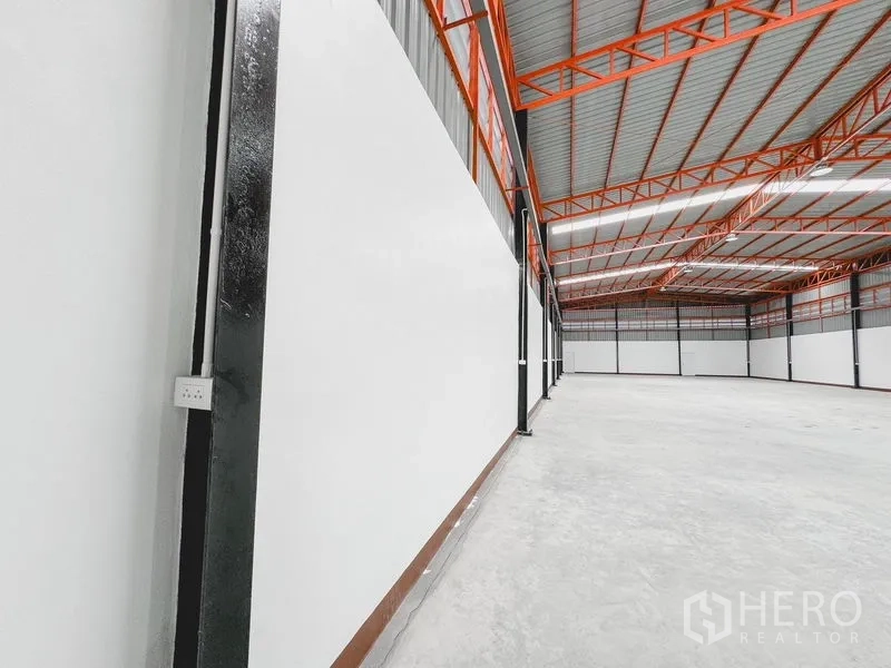 货栈 出租或出售在Khlong Luang, Pathum Thani - 内墙细节，配电源插座与延伸的钢屋架结构。