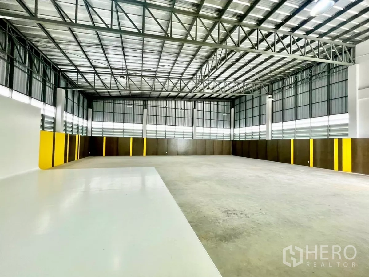 คลังสินค้า ขายในLam Luk Ka, Pathum Thani - พื้นโกดังสว่าง มีโซนพื้นอีพ็อกซี่สีขาวและหน้าต่างสูงรับแสงธรรมชาติ