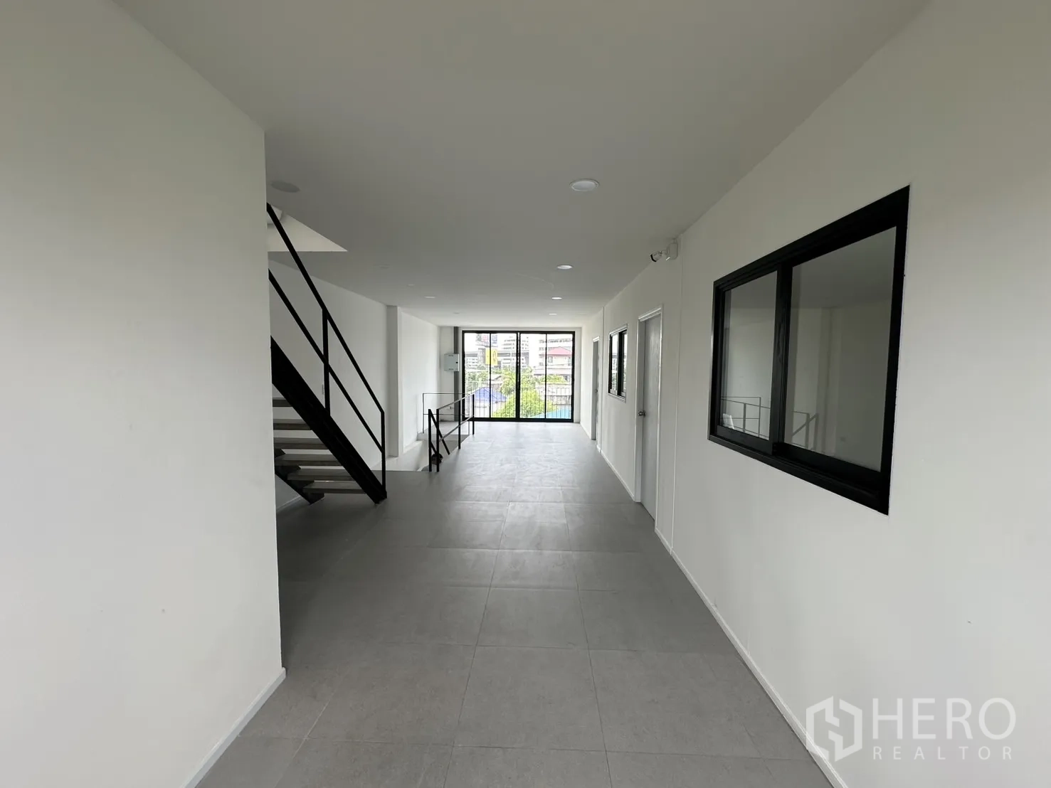 带办公室的家 出租或出售在Bang Na, Bangkok - 楼上走廊，金属楼梯与尽端落地窗