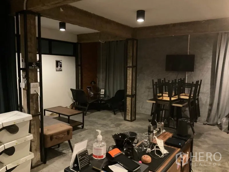 带办公室的家 出租在Phaya Thai, Bangkok - 阁楼风办公空间，吧台式工作台与咖啡设备，裸露梁柱，休闲角与抛光混凝土地面。