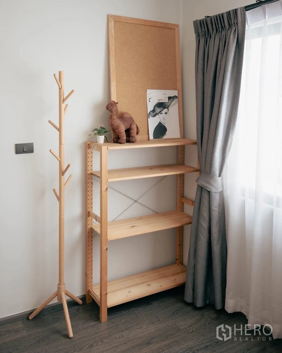 独立式住宅 出租或出售在Bang Phli, Samut Prakan - 极简角落，木架与衣帽架及窗帘。