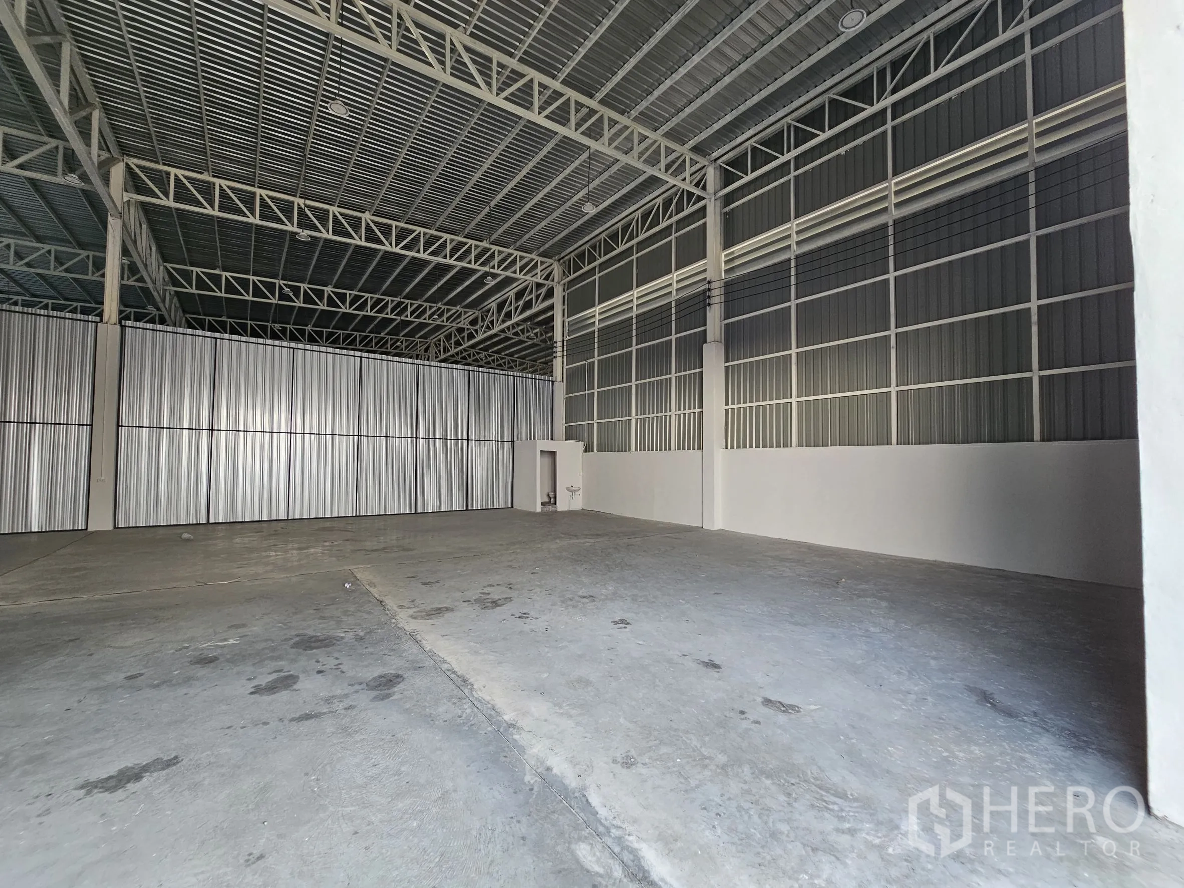 โกดัง for rent in Khlong Toei, Bangkok - โถงโกดังโล่ง พร้อมผนังกั้นและโครงเหล็ก