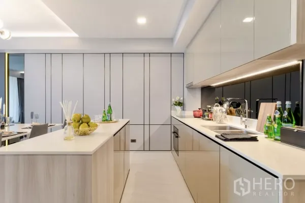 คอนโด ให้เช่าในWatthana, Bangkok - ครัวดีไซน์โมเดิร์น เคาน์เตอร์ยาว ไอส์แลนด์กลางห้อง และเครื่องใช้ไฟฟ้าบิวท์อิน