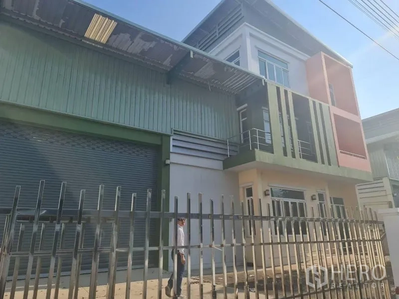 โรงงาน ให้เช่าหรือขายในLam Luk Ka, Pathum Thani - ด้านหน้าอาคารติดถนน พร้อมรั้วและประตูม้วนขนถ่ายสินค้า