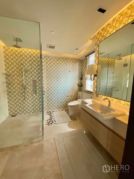 คอนโด ให้เช่าในKhlong Toei, Bangkok - ห้องน้ำหรู ฝักบัวกระจก กระเบื้องลาย และเคาน์เตอร์อ่างกว้าง