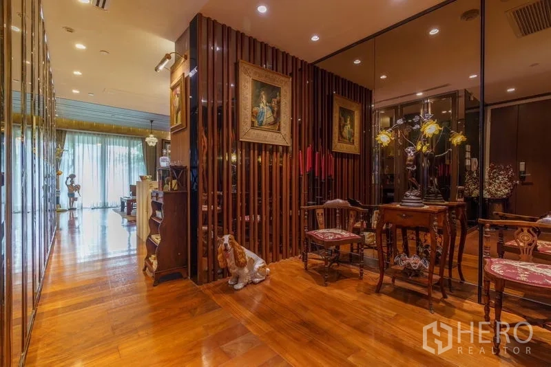Condominium for sale in Yan Nawa, Bangkok - Warm hallway with mirrored walls, wood slat partition and classic decor.