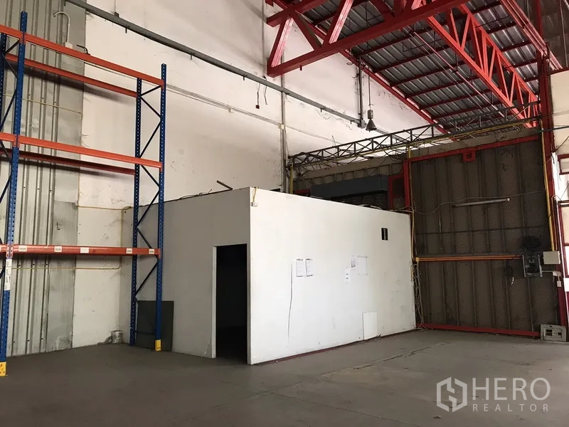 คลังสินค้า ให้เช่าในBang Na, Bangkok - ห้องยูทิลิตี้ภายในโกดัง ใกล้ประตูเหล็กบานใหญ่และชั้นวางของ