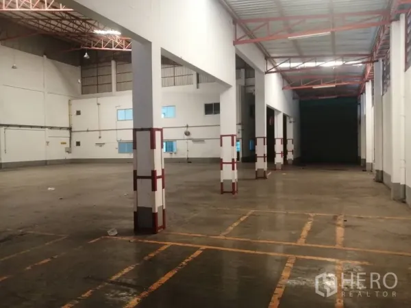 工厂 出租或出售在Bang Phli, Samut Prakan - 高挑仓库空间，钢桁架屋顶、立柱与划线装卸区