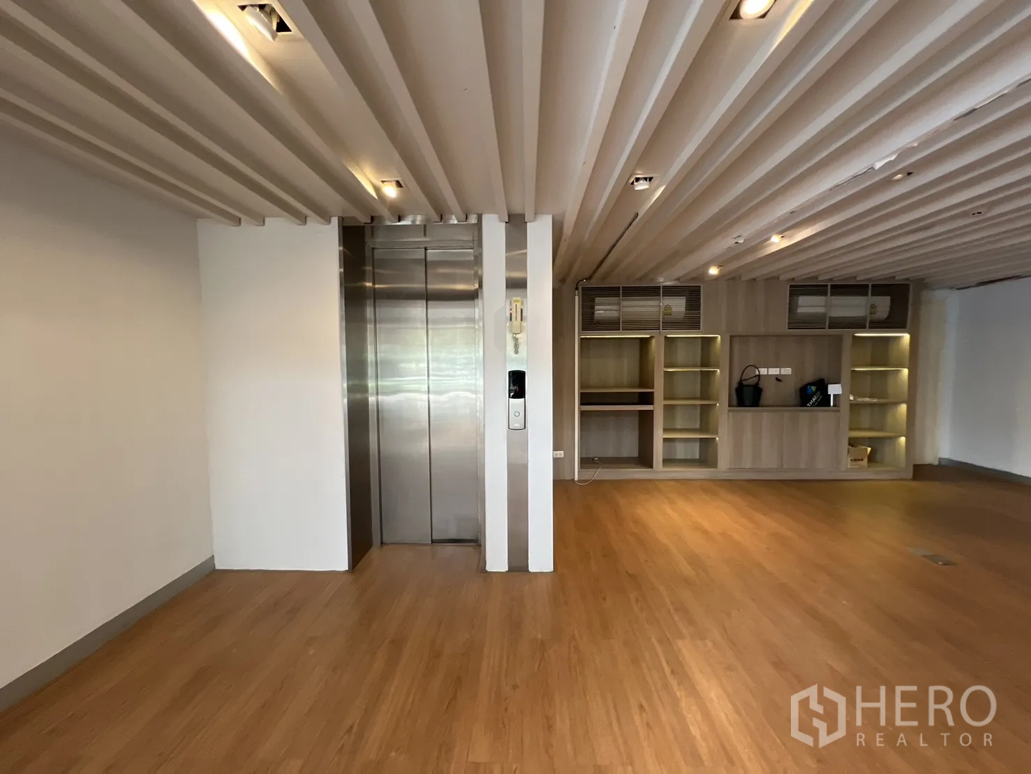 零售空间 出租在Khlong Toei, Bangkok - 室内电梯厅配内置展示柜