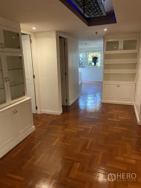 คอนโด ขายในKhlong San, Bangkok - โถงทางเดินพร้อมตู้โชว์บิลท์อินและพื้นไม้ขัดเงา