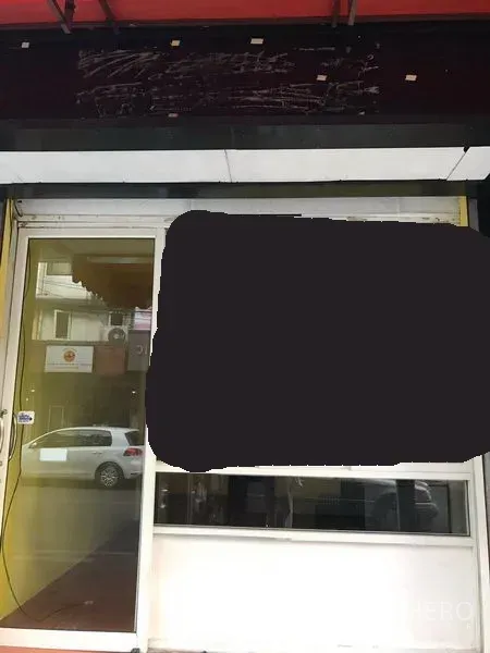 零售空间 出租在Watthana, Bangkok - 临街店铺门面，玻璃门与展示橱窗，红色雨棚