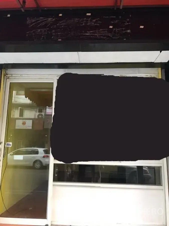 零售空间 出租在Watthana, Bangkok - 临街店铺门面，玻璃门与展示橱窗，红色雨棚