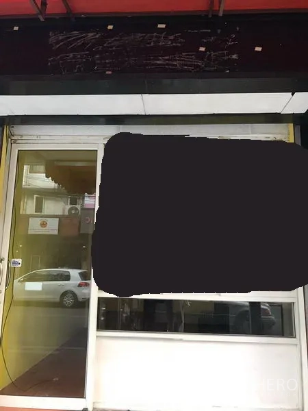 零售空间 出租在Watthana, Bangkok - 临街店铺门面，玻璃门与展示橱窗，红色雨棚