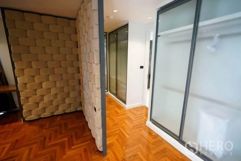 คอนโด ให้เช่าหรือขายในBang Na, Bangkok - โถงทางเดินผนังตกแต่งลายเท็กซ์เจอร์ ตู้บานเลื่อน และพื้นปาเกต์เงางาม