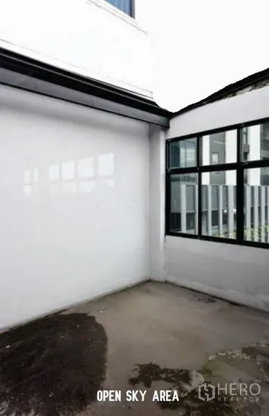 อาคารพาณิชย์ ให้เช่าในWatthana, Bangkok - คอร์ตโอเพ่นสกายติดหน้าต่างกรอบดำของอาคาร