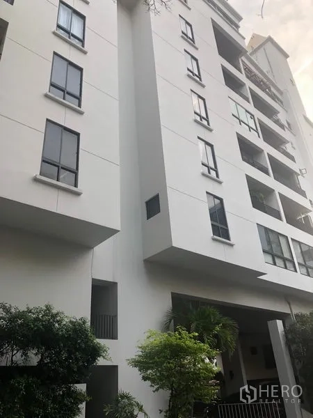 คอนโด ขายในWatthana, Bangkok - อาคารคอนโดมิเนียมทรงโมเดิร์นสูงกลาง พร้อมระเบียงและสวนหย่อม