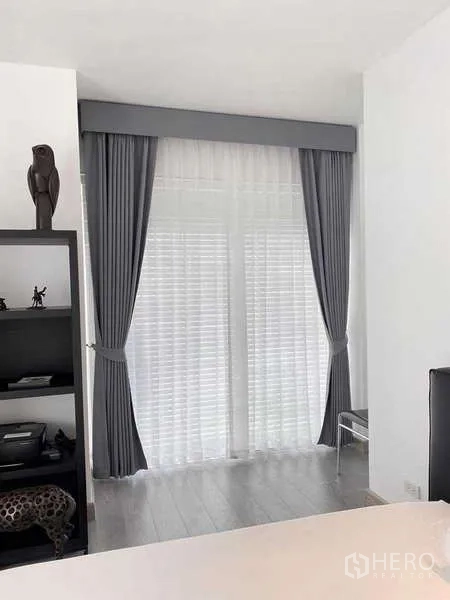 คอนโด ให้เช่าหรือขายในWatthana, Bangkok - มุมหน้าต่างห้องนอน ม่านสีเทาและม่านโปร่ง