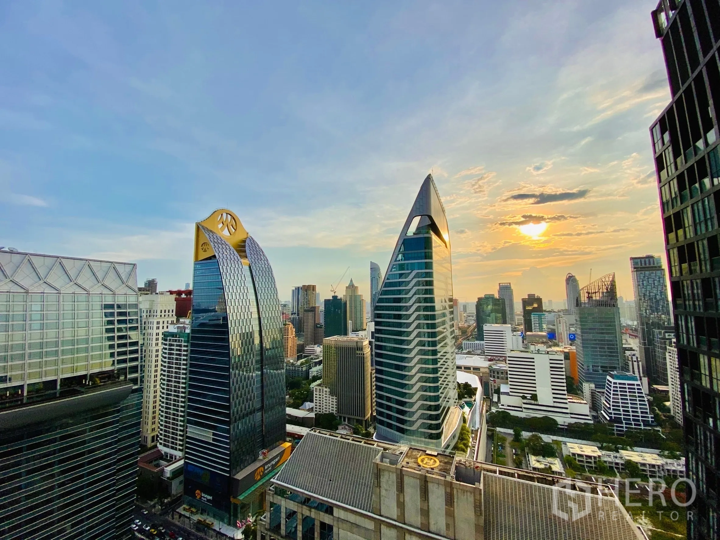 คอนโด ให้เช่าในPathum Wan, Bangkok - วิวตึกสูงย่านใจกลางเมืองยามพระอาทิตย์ตกจากระเบียงคอนโด