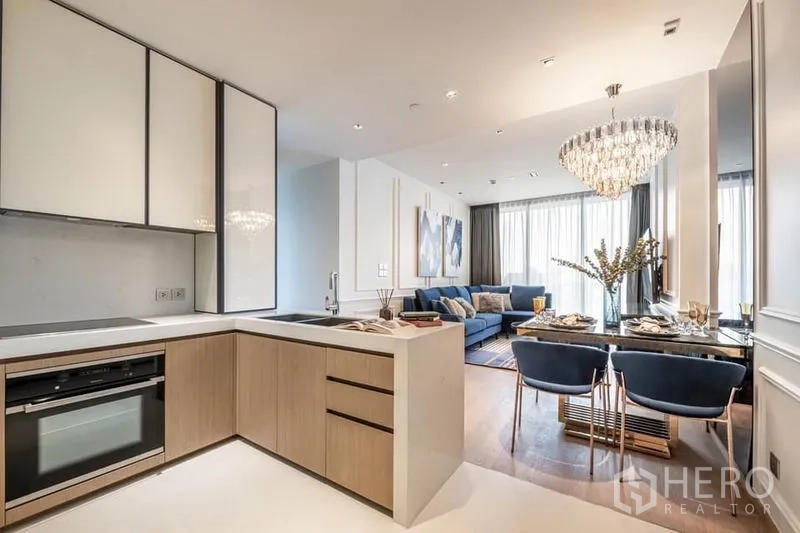 คอนโด ให้เช่าในPathum Wan, Bangkok - ห้องครัวรูปตัวแอลสมัยใหม่ เตาอบบิวท์อินติดกับพื้นที่รับประทานอาหาร