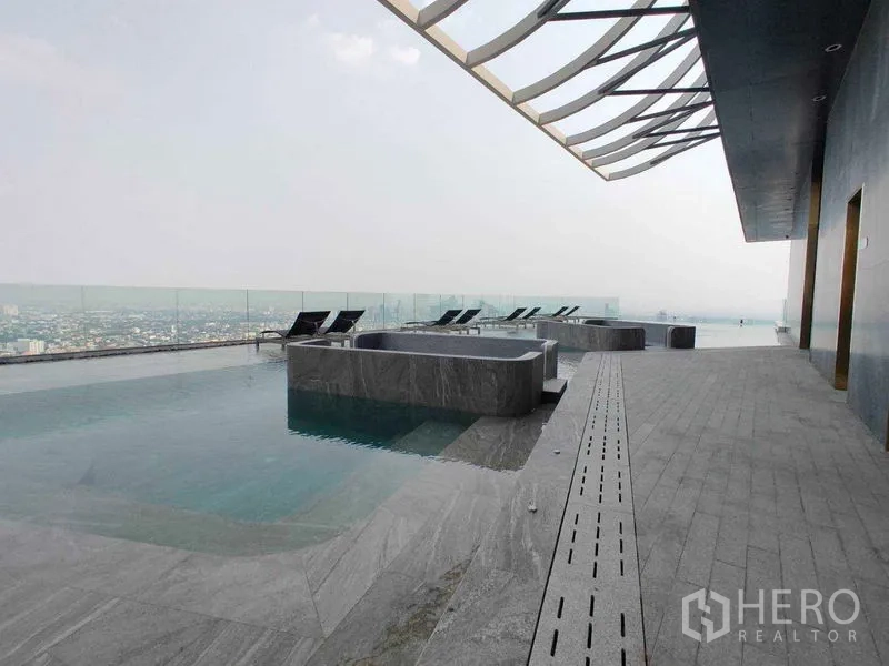 คอนโด ให้เช่าในWatthana, Bangkok - สระว่ายน้ำอินฟินิตี้บนดาดฟ้าพร้อมจากุซซีและเตียงอาบแดดชมวิวกรุงเทพฯ