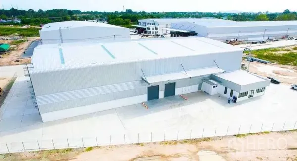 货栈 出租在Mueang Rayong, Rayong - 俯拍：新建金属板仓库，带装卸月台、办公区和围栏混凝土场地