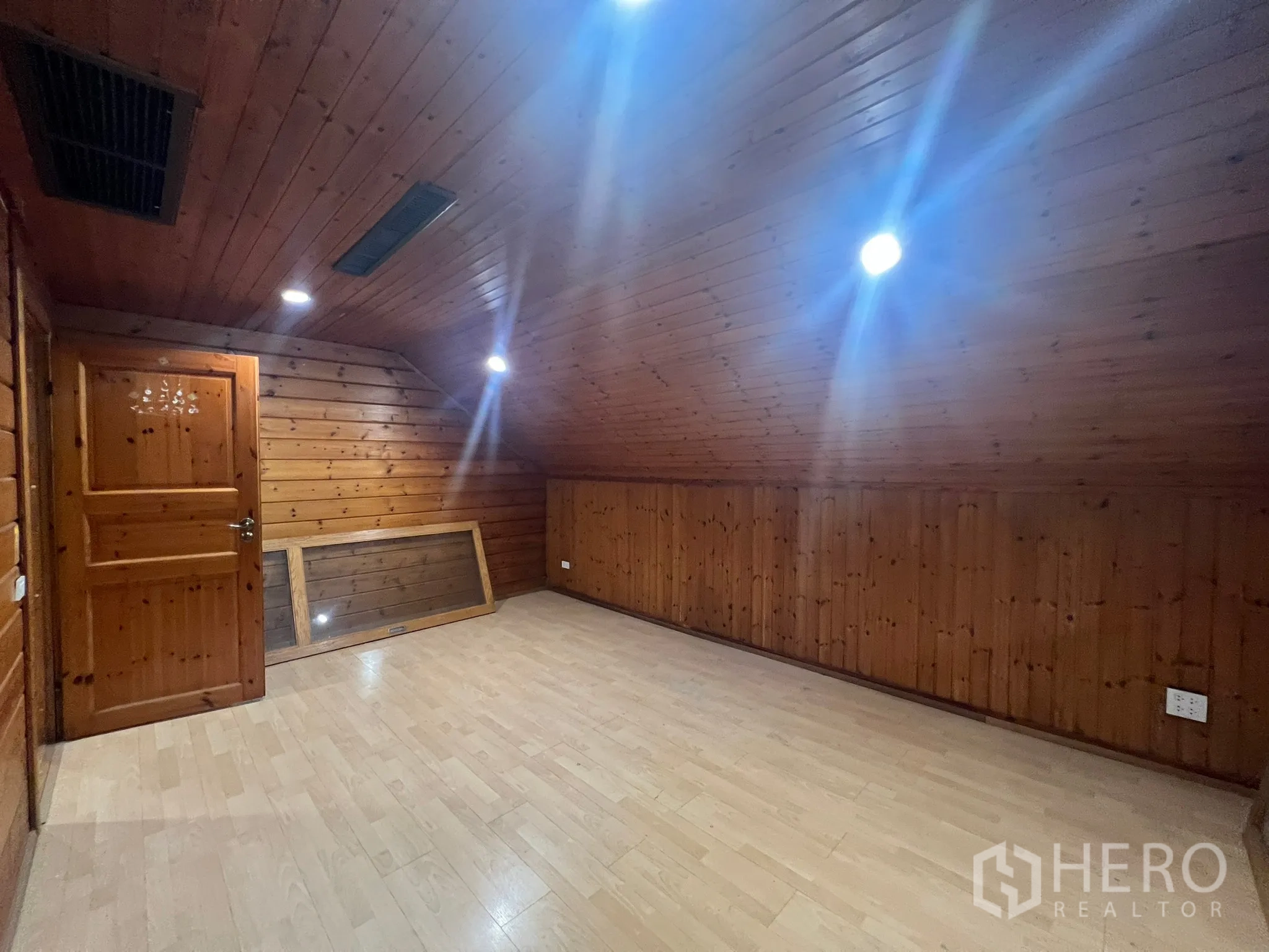 สำนักงานที่บ้าน ให้เช่าในSuan Luang, Bangkok - ห้องชั้นบนเพดานลาด ผนังไม้ พร้อมประตูและไฟในตัว