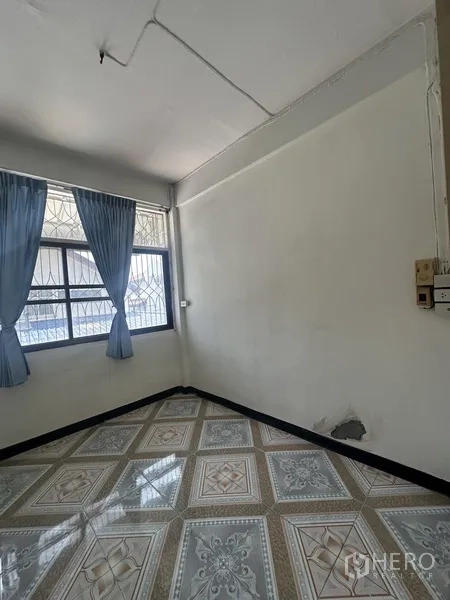 อาคารพาณิชย์ ให้เช่าหรือขายในPhra Khanong, Bangkok - ห้องขนาดกะทัดรัด พื้นกระเบื้องลาย หน้าต่างติดเหล็กดัดและผ้าม่านสีน้ำเงิน