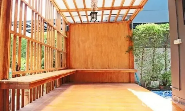 บ้าน ให้เช่าในBang Khae, Bangkok - ชานไม้พร้อมศาลาพรางแสง มีม้านั่งบิวท์อิน ข้างสวนจัดแต่ง