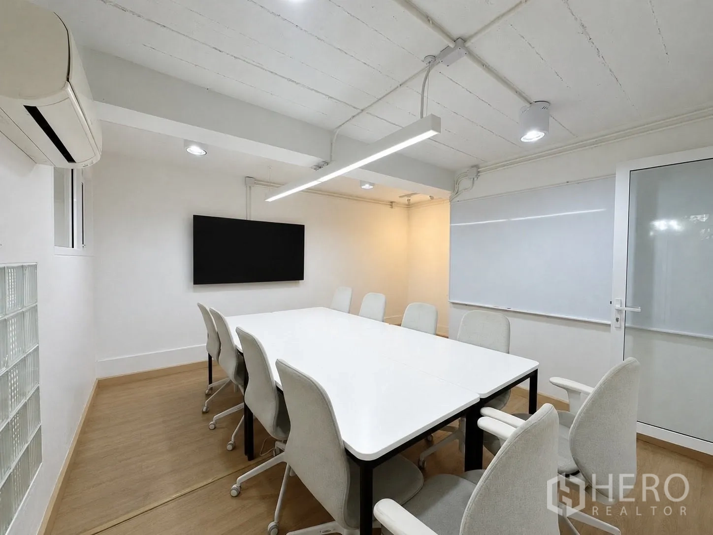 Office Space for rent in Phaya Thai, Bangkok - Meeting room with long table, chairs, TV screen and whiteboard.