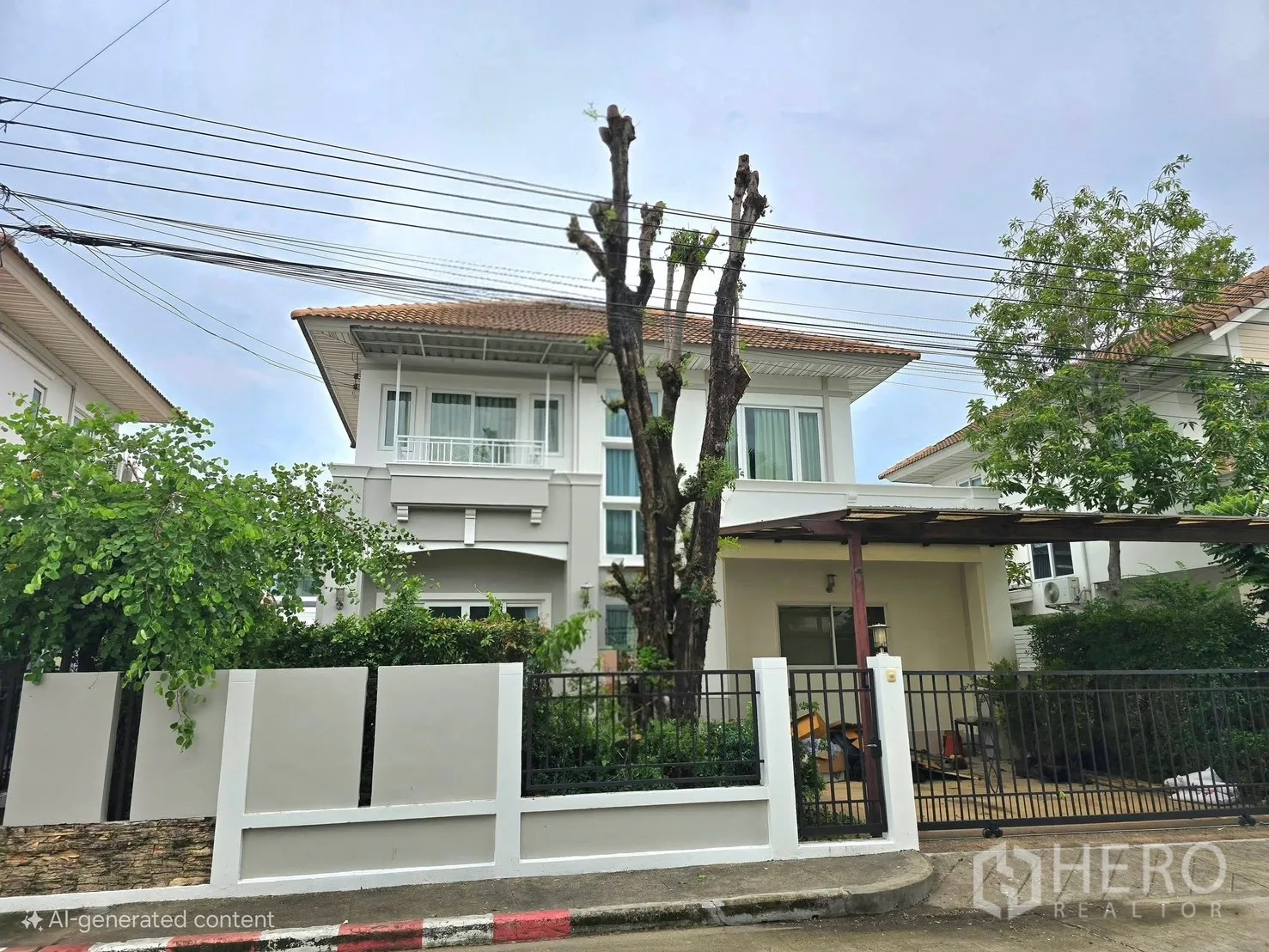 独栋房屋 for rent in Bang Phli, Samut Prakan - 两层独栋外观，围栏与车棚。
