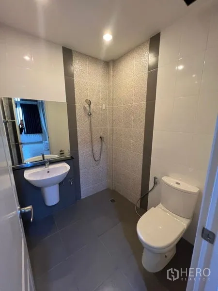 带办公室的家 出租 - 精致瓷砖浴室，设步入式淋浴、马桶、洗手盆与大镜子。