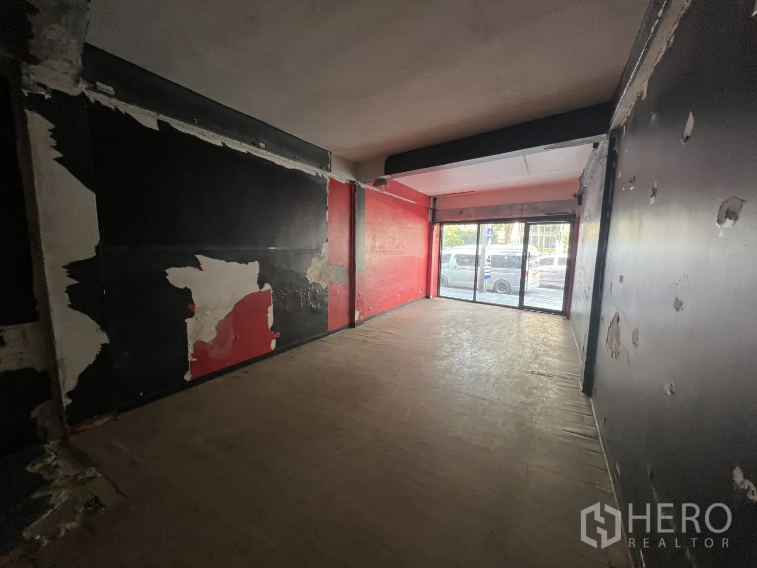 พื้นที่ขายปลีก for rent in Khlong Toei, Bangkok - ภายในแบบเปิดพร้อมกระจกหน้าร้านเต็มบาน มองเห็นถนน ใกล้ BTS พร้อมพงษ์