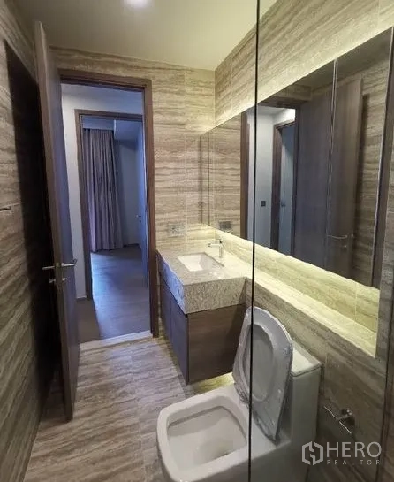 คอนโด ให้เช่าในWatthana, Bangkok - ห้องน้ำที่สอง กระจกไฟแบ็คไลต์ เคาน์เตอร์หิน และ shower แบบวอล์กอิน