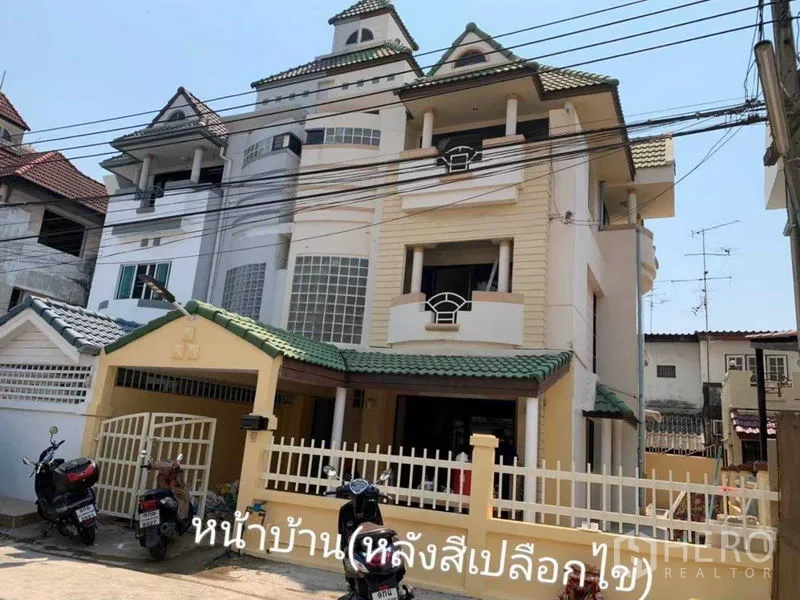 ทาวน์เฮาส์ ให้เช่าในPhra Khanong, Bangkok - ด้านหน้าทาวน์เฮ้าส์ 3 ชั้น หลังคากระเบื้องสีเขียว พร้อมระเบียงและรั้วหน้าบ้าน