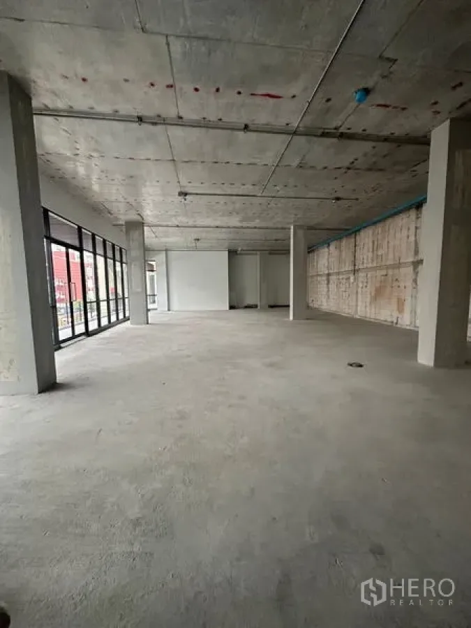 零售空间 出租在Bang Na, Bangkok - 宽敞空置店铺，未完工地面、可见管线与大面积窗墙，临近BTS Udom Suk