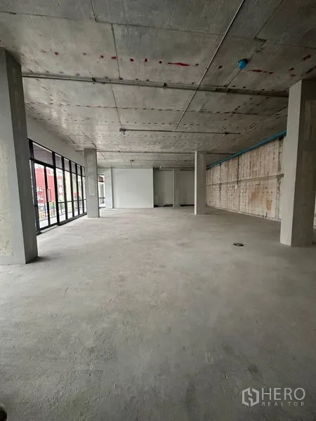 零售空间 出租在Bang Na, Bangkok - 宽敞空置店铺，未完工地面、可见管线与大面积窗墙，临近BTS Udom Suk