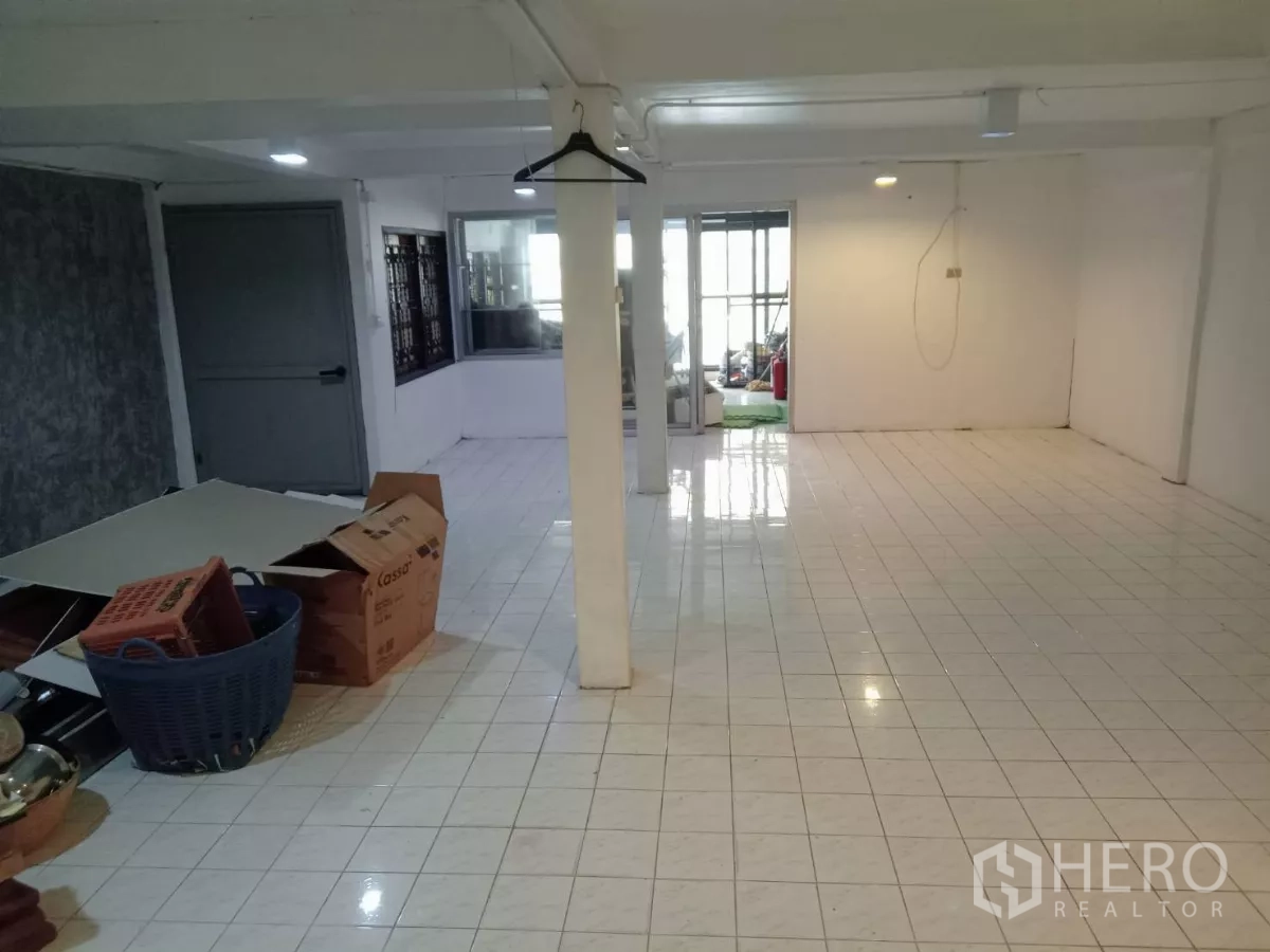 独立式住宅 出租在Phaya Thai, Bangkok - 白色地砖多功能大房，设立柱。