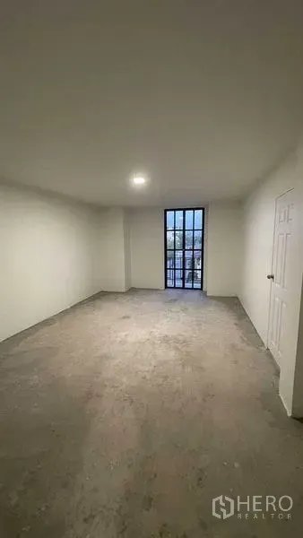 联排别墅 出售在Prawet, Bangkok - 宽敞卧室，落地窗并设阳台门。