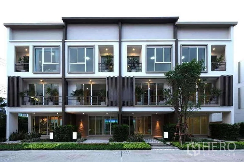 สำนักงานที่บ้าน ให้เช่าในChatuchak, Bangkok - แถวทาวน์โฮมสมัยใหม่ 3 ชั้น ด้านหน้าแต่งสวน ช่วงค่ำ