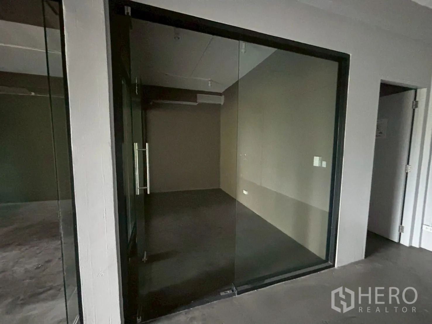 สำนักงาน ให้เช่า - ห้องประชุมกระจกขนาดกะทัดรัด พร้อมเครื่องปรับอากาศและดีไซน์มินิมอล.